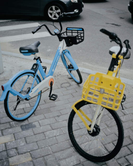 A few years ago, a massive war was underway between these share-bycycle companies. Now, only a few remain, continuing to compete against each other.